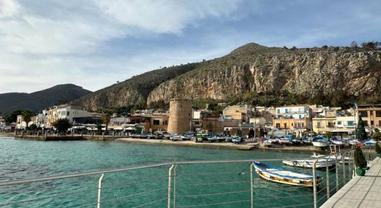 Vacation home with pool in Palermo