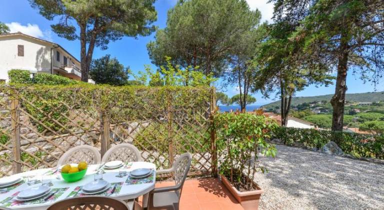 Serviced apartment with BBQ, yard & patio — photo 5