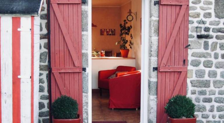 Vacation home with garden, barbecue & patio in Saint-Quentin-sur-le-Homme
