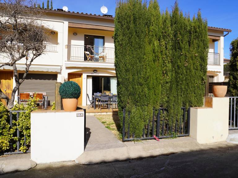 Charming vacation home with yard & pool | Pets allowed — photo 2
