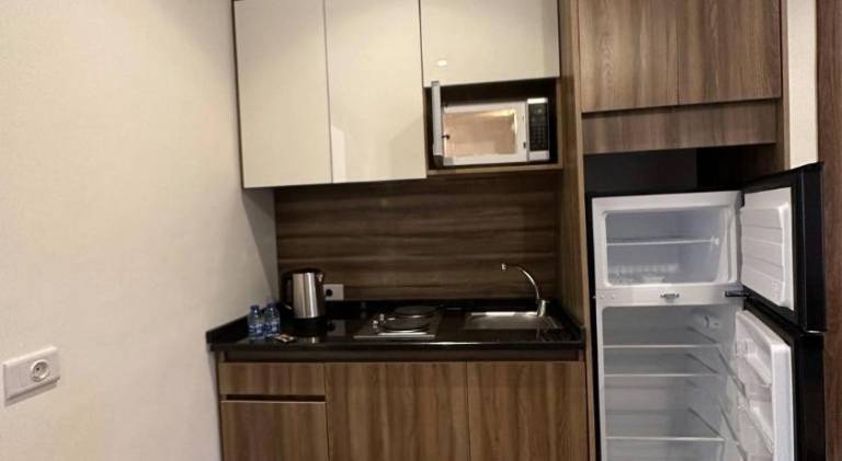 Apartment with patio & hot tub | Near King Abdullah I Mosque | Dogs allowed — photo 4