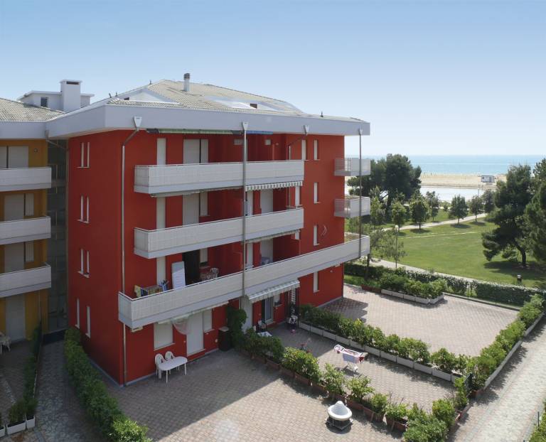 Apartment with terrace & yard in Lignano Sabbiadoro
