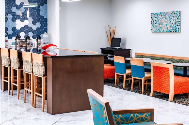 La Quinta Inn & Suites by Wyndham Evansville — photo 4