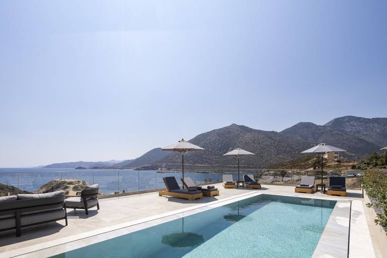 Villa with yard, terrace & private pool in Rethymno