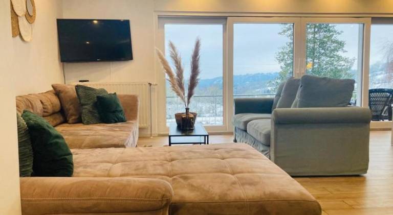 House with pool & hot tub | Pet-friendly — photo 2