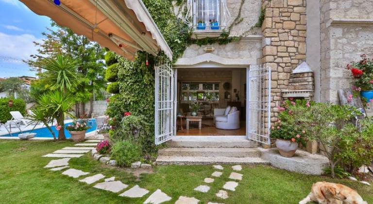 Villa with pool — photo 3