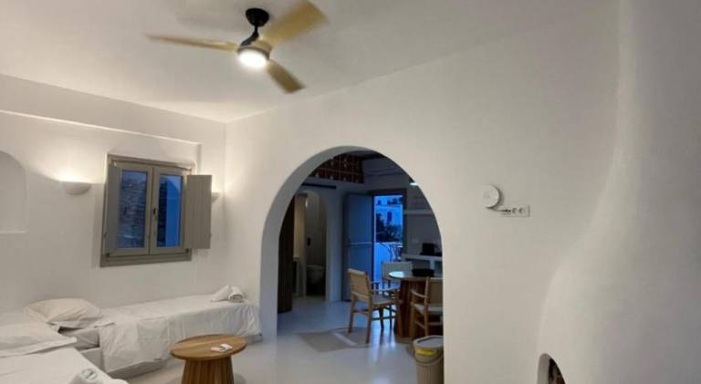 Serviced apartment with patio & yard | Dogs allowed in Ios