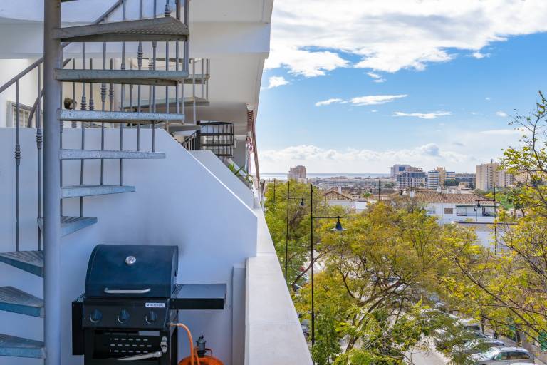 Centrally Located Penthouse with Balcony, Wi-Fi & Air Conditioning in Fuengirola — photo 3