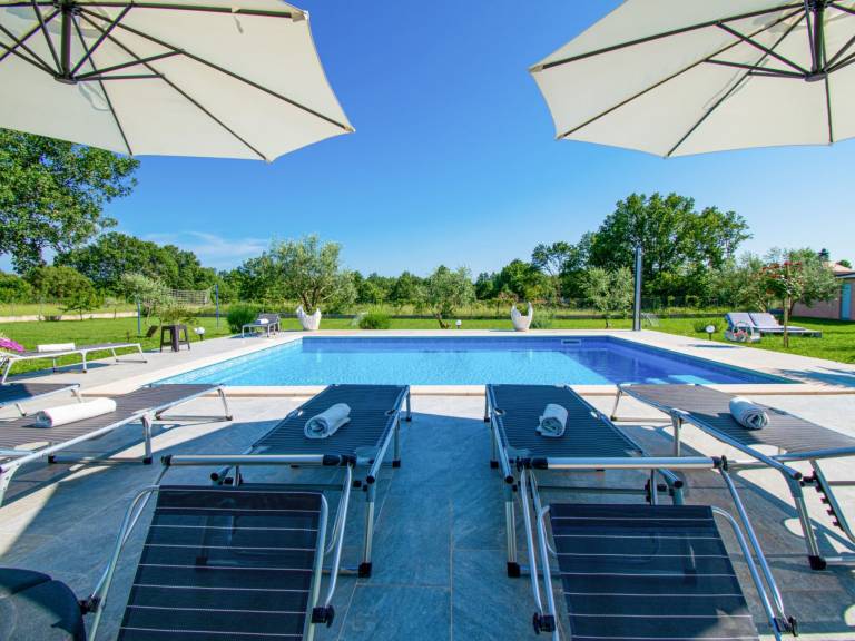 Fully equipped beautiful vacation home with patio, private pool & yard | Pets are welcome — photo 2