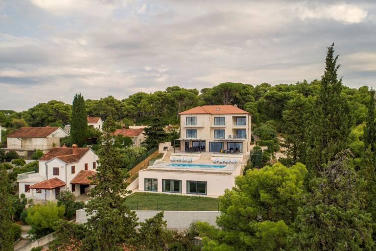 Villa with garden, pool & patio — photo 4