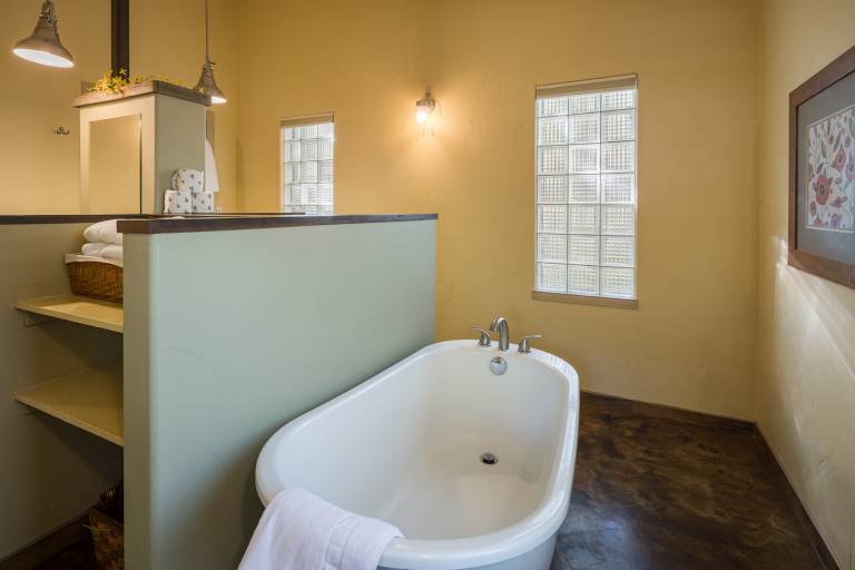 Cabin with hot tub & fast internet — photo 4