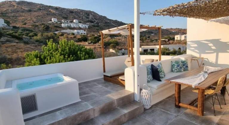 Holiday apartment with patio, barbeque & yard in Naxos