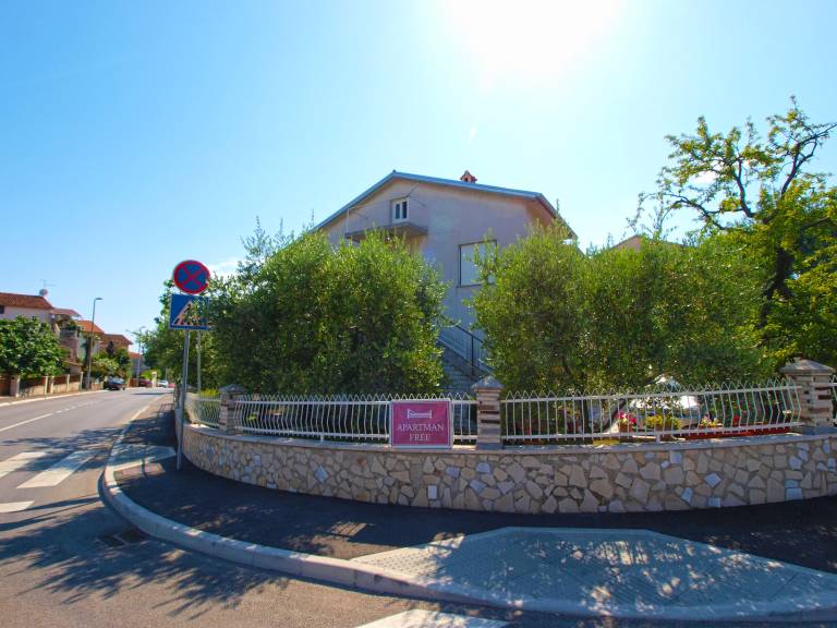 Holiday apartment with patio — photo 2