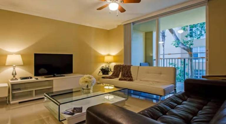 Wonderful rental apartment with pool & hot tub | Pets allowed in Aventura, FL