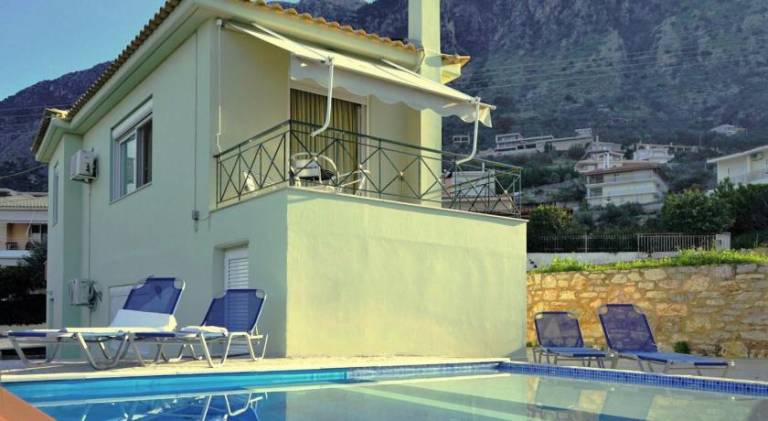 SEMIRAMIS SUITES with pool in Kalamata