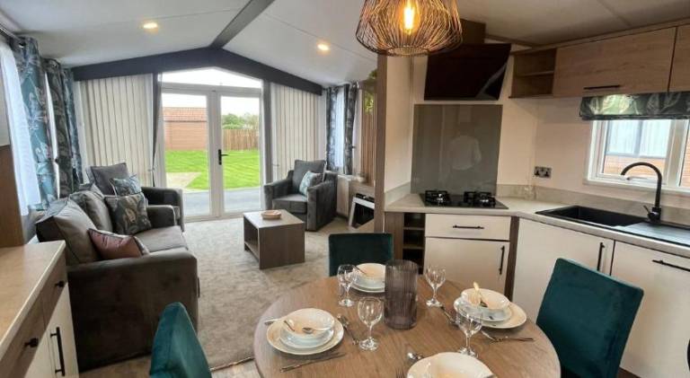 Lodge with jacuzzi, patio & garden | Dogs allowed — photo 3