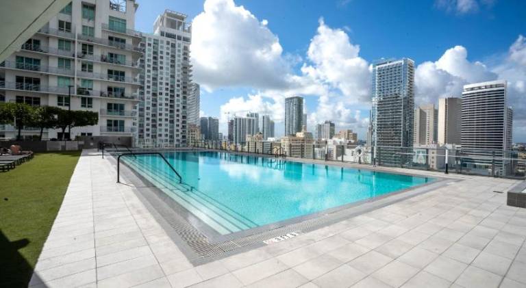 Nice apartment with hot tub & pool | Next to Bayside Marketplace | Dogs allowed — photo 3