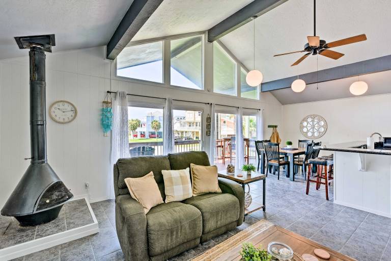 Stroll to Galveston Beach: Home w/ Outdoor Oasis — photo 2