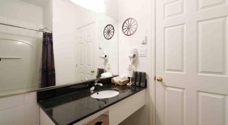 Hotel Room in Varennes — photo 4
