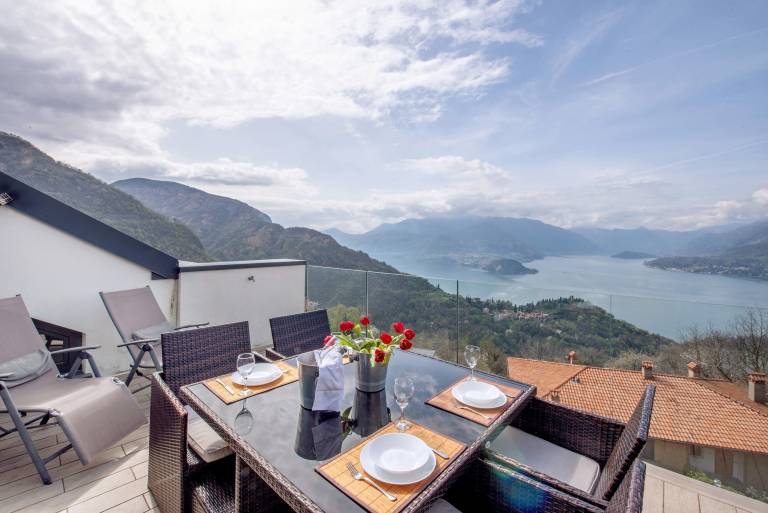 Holiday Home "Relax and Happiness" Lake View, Private Jacuzzi, Shared Heated Indoor Pool in Varenna