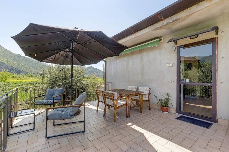 Apartment 'L'oasi Di Alice' with Mountain View, Wi-Fi and Air Conditioning in Latina