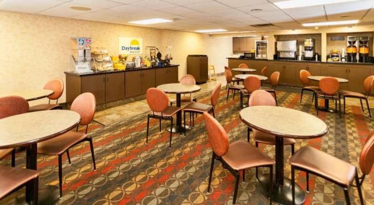 Days Inn by Wyndham Duluth Lakewalk — photo 2