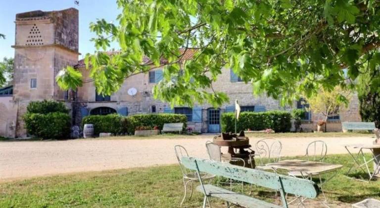 House with yard, BBQ & heated pool in Saintes-Maries-de-la-Mer