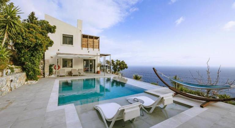 Lovely villa with private pool, patio & garden | Perfect for remote work | Pet-friendly — photo 3