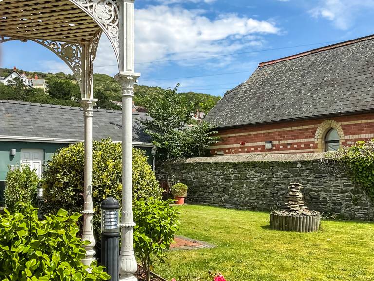 Child-friendly pleasant rental apartment with garden & hot tub | River view | Beach nearby | Pets allowed — photo 2