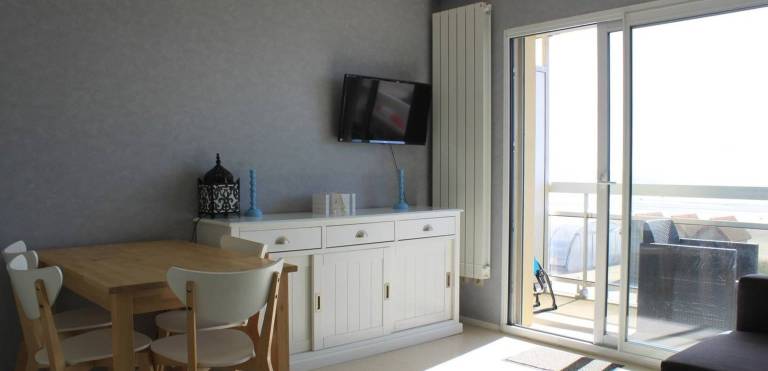 Apartment with balcony on the seafront — photo 2