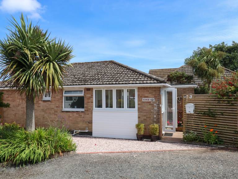 Family-oriented lovely cottage with yard & jacuzzi | Beach view | Pets are welcome in Paignton