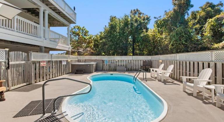 Vacation home with pool & hot tub — photo 5