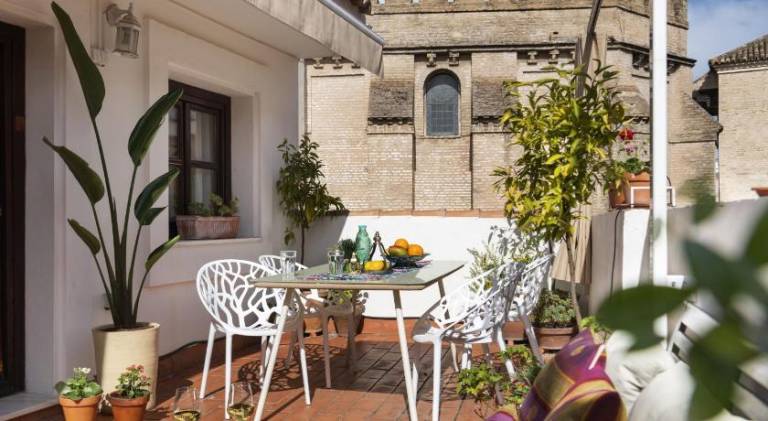 Ample apartment with patio | Next to Metropol Parasol | Pets are welcome in Seville