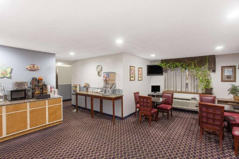 Super 8 By Wyndham Selma/Fresno Area — photo 3