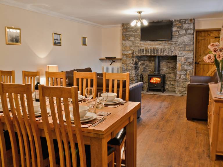 Child-friendly cottage with yard, BBQ & hot tub | Dogs allowed — photo 3