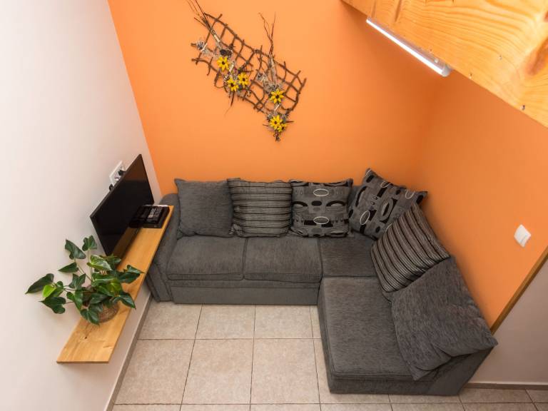 Vacation home with BBQ, patio & garden — photo 5