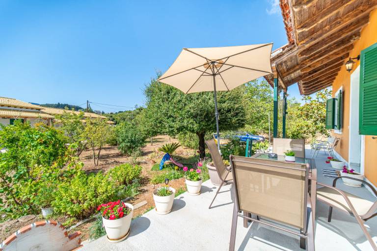 Child-friendly beautiful house with terrace, fast internet & garden | Mountain view | Pets are welcome — photo 2
