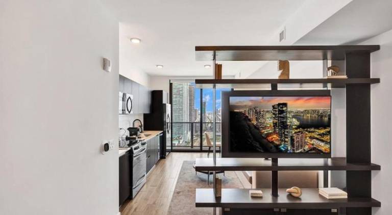 Charming rental apartment | Near Bayside Marketplace | Dogs allowed — photo 3