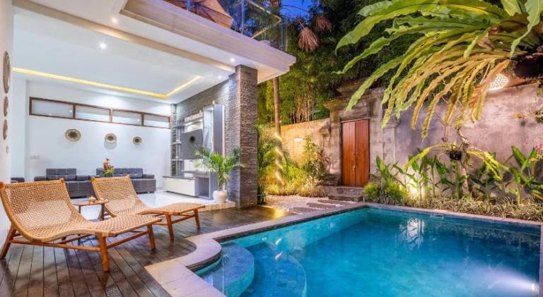 Villa with pool — photo 5