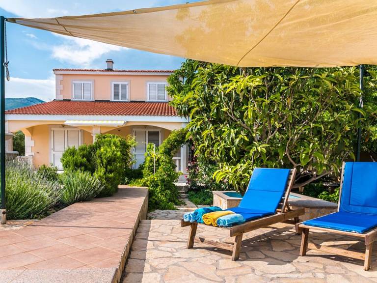 House with yard, patio & private pool — photo 4