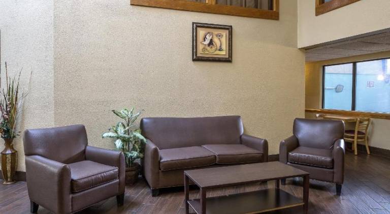 Red Roof Inn & Suites Hermitage — photo 3