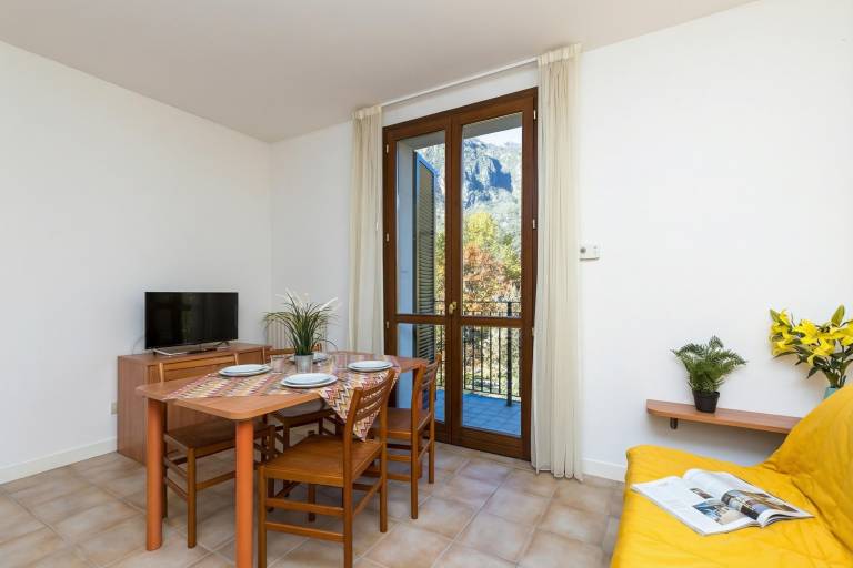 Apartment with yard | Mountain view in Porlezza