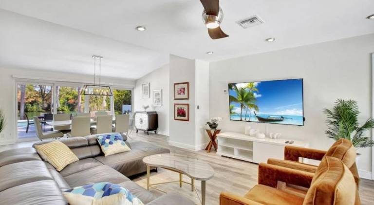 Fully equipped ample vacation home with yard, private pool & grill | Suitable for remote work | Pets allowed — photo 2