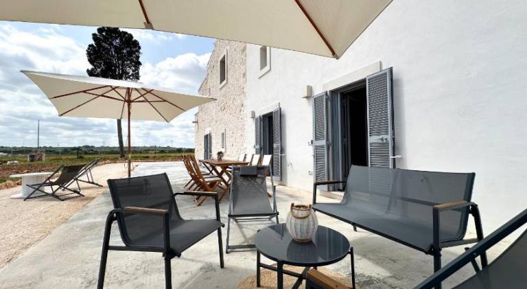 Villa with yard, barbecue & terrace — photo 2