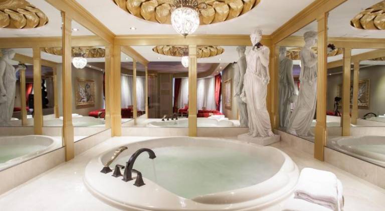 Fantasyland Hotel — photo 3