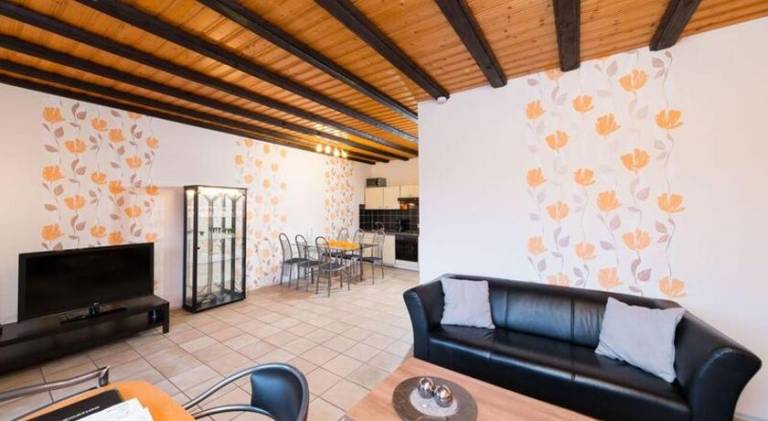 Serviced apartment with patio, yard & grill — photo 4