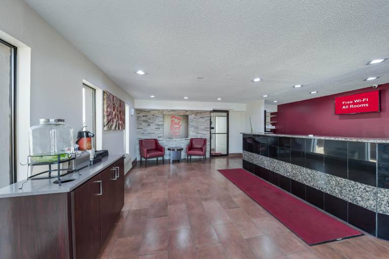 Red Roof Inn & Suites Denton — photo 2