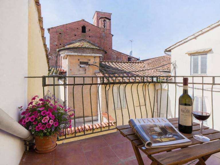 Apartment with patio | Next to Lucca Cathedral | City view in Lucca