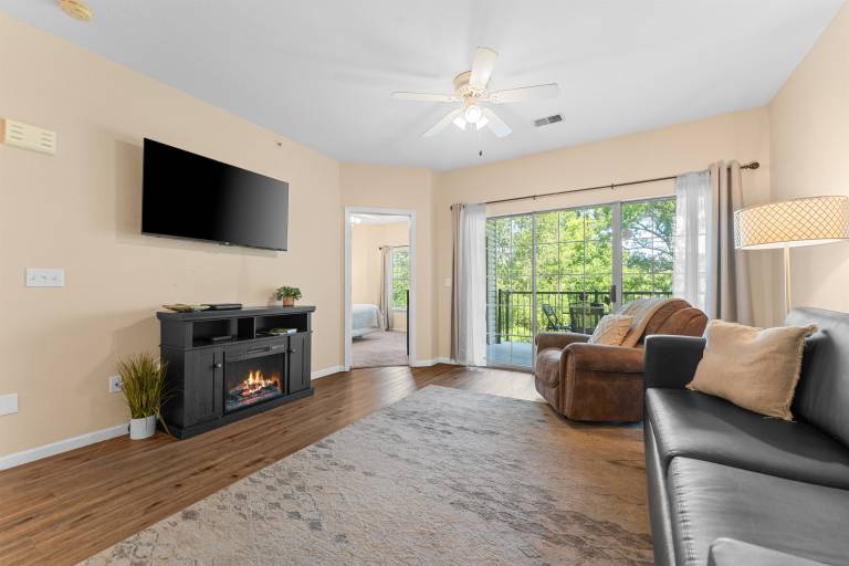 Condo with BBQ, pool & jacuzzi | Mountain view in Branson, MO