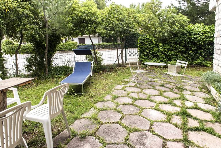 Holiday apartment with yard | Garden view — photo 3